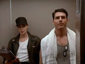 Cena do elevador em Top Gun: Ases Indomáveis