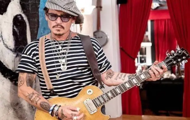 Johnny Depp toca guitarra